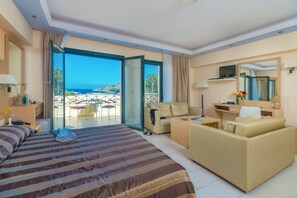 Kattohuoneisto | Tallelokero huoneessa, työpöytä, äänieristys, ilmaiset vauvansängyt