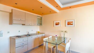 Family Suite | Private kitchen | Fridge, stovetop, electric kettle, cookware/dishes/utensils