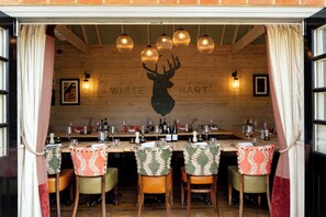 Breakfast, lunch, dinner served; British cuisine  - The White Hart (Stockbridge)