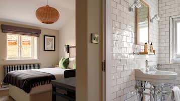 Comfy King Room | Bathroom | Shower, free toiletries, hair dryer, towels