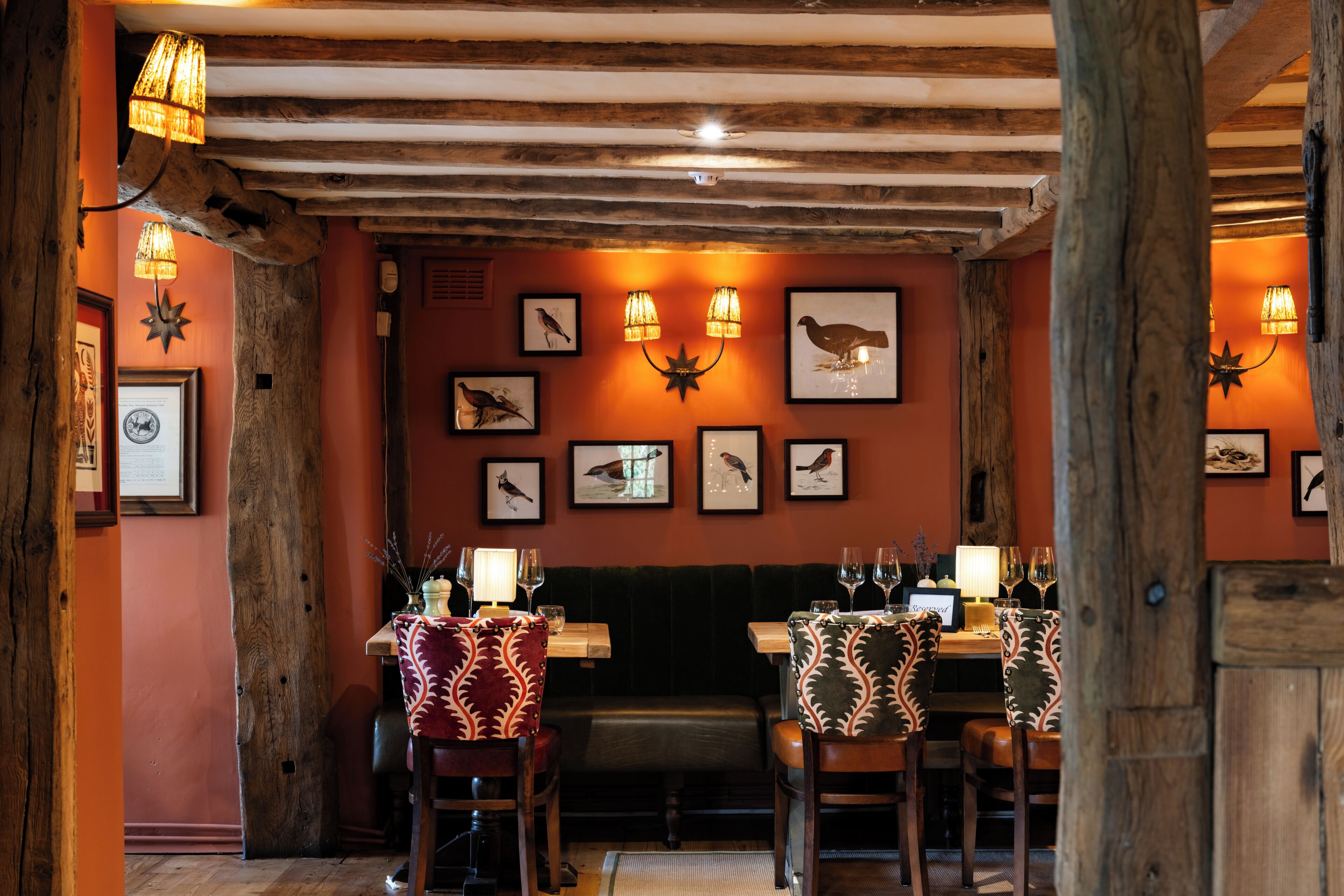 供应早餐、午餐和晚餐，英国菜