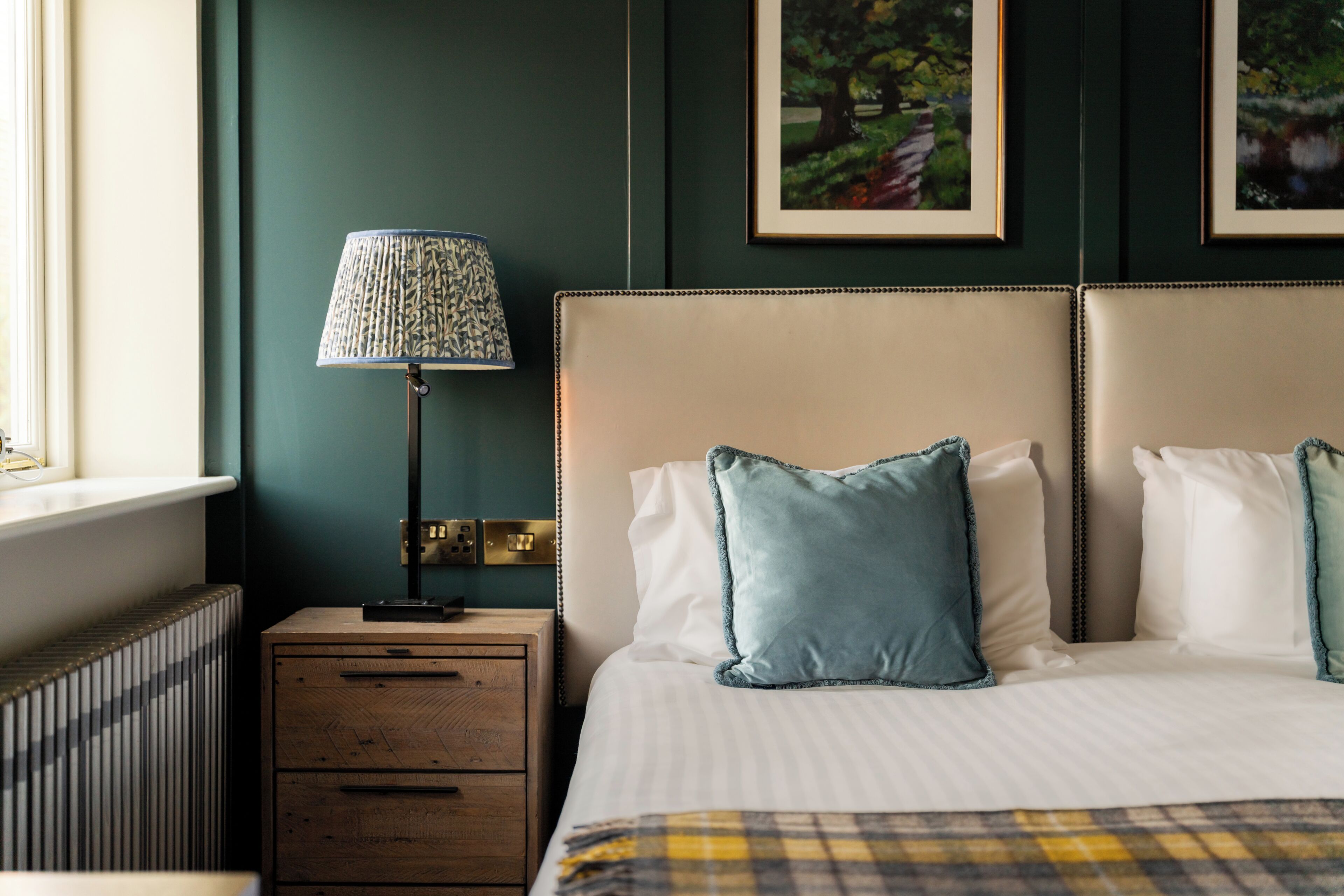 精品双人房, 1 张特大床 | 高档床上用品、办公桌、熨斗/熨板、免费婴儿床