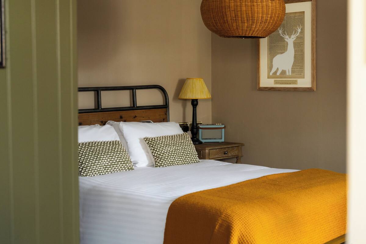 舒适客房, 1 张特大床 | 高档床上用品、办公桌、熨斗/熨板、免费婴儿床