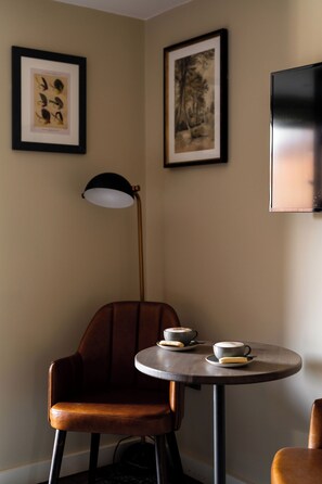Comfy King or Twin Room - The White Hart (Stockbridge)