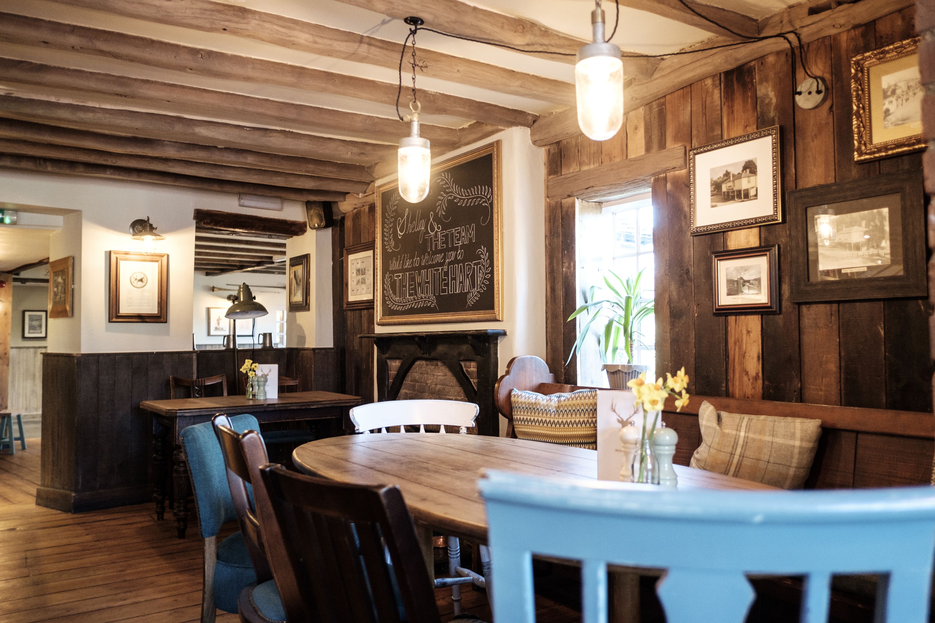 Serves breakfast, lunch, and dinner