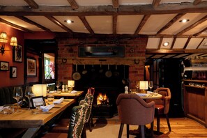 Serves breakfast, lunch and dinner - The White Hart (Stockbridge)