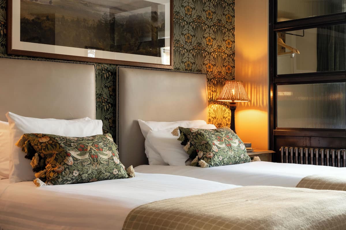 舒适双床房 | 高档床上用品、办公桌、熨斗/熨板、免费婴儿床