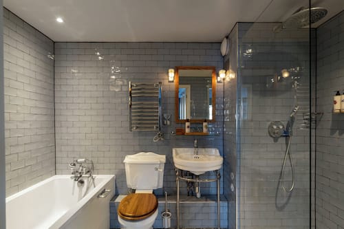 Habitación doble Elite, 1 cama King size | Baño | Regadera, amenidades de baño gratuitas, secadora de cabello, toallas
