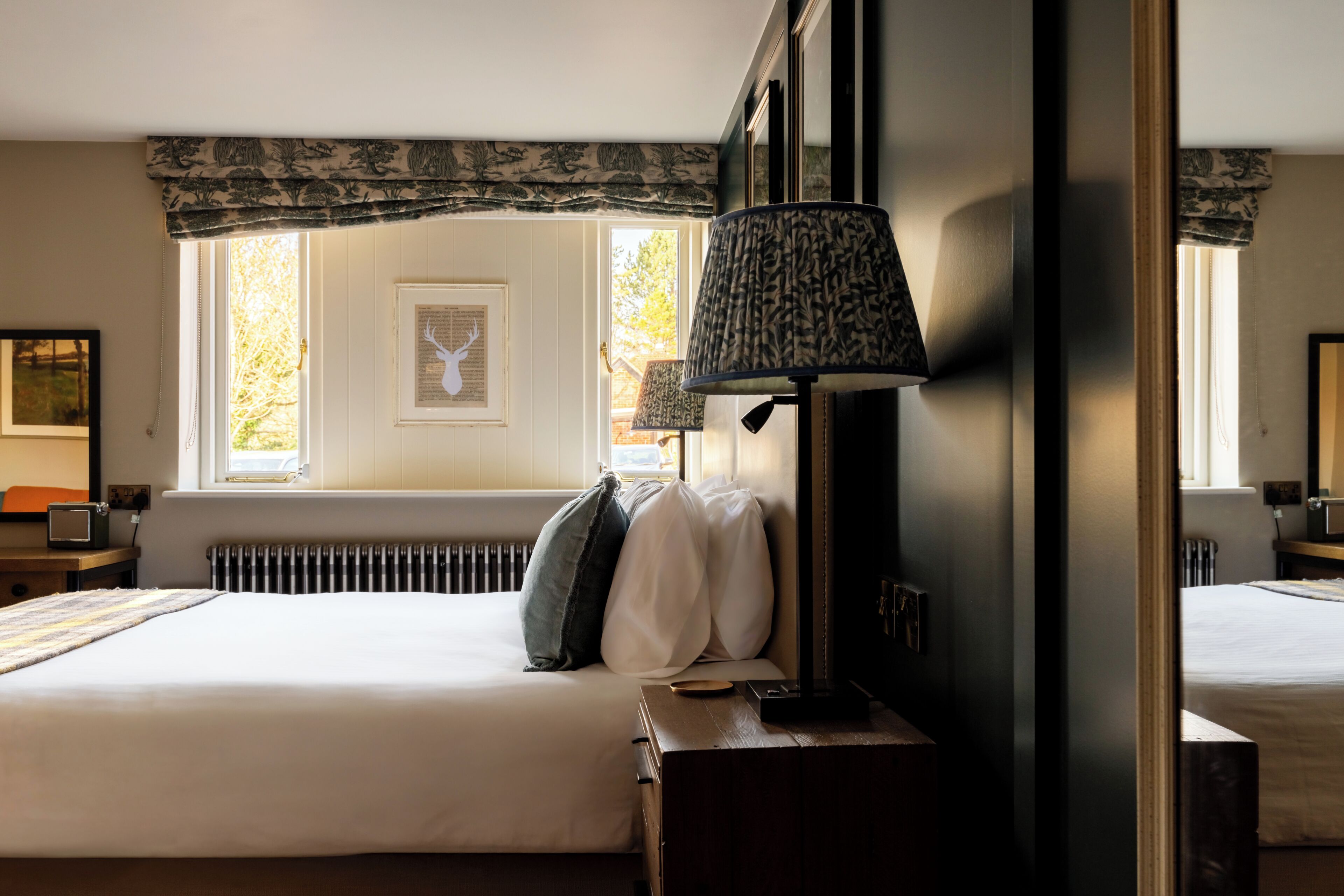 精品双人房, 1 张特大床 | 高档床上用品、办公桌、熨斗/熨板、免费婴儿床