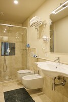 Un bagno moderno con doccia vetrata, due lavabi e uno specchio grande.