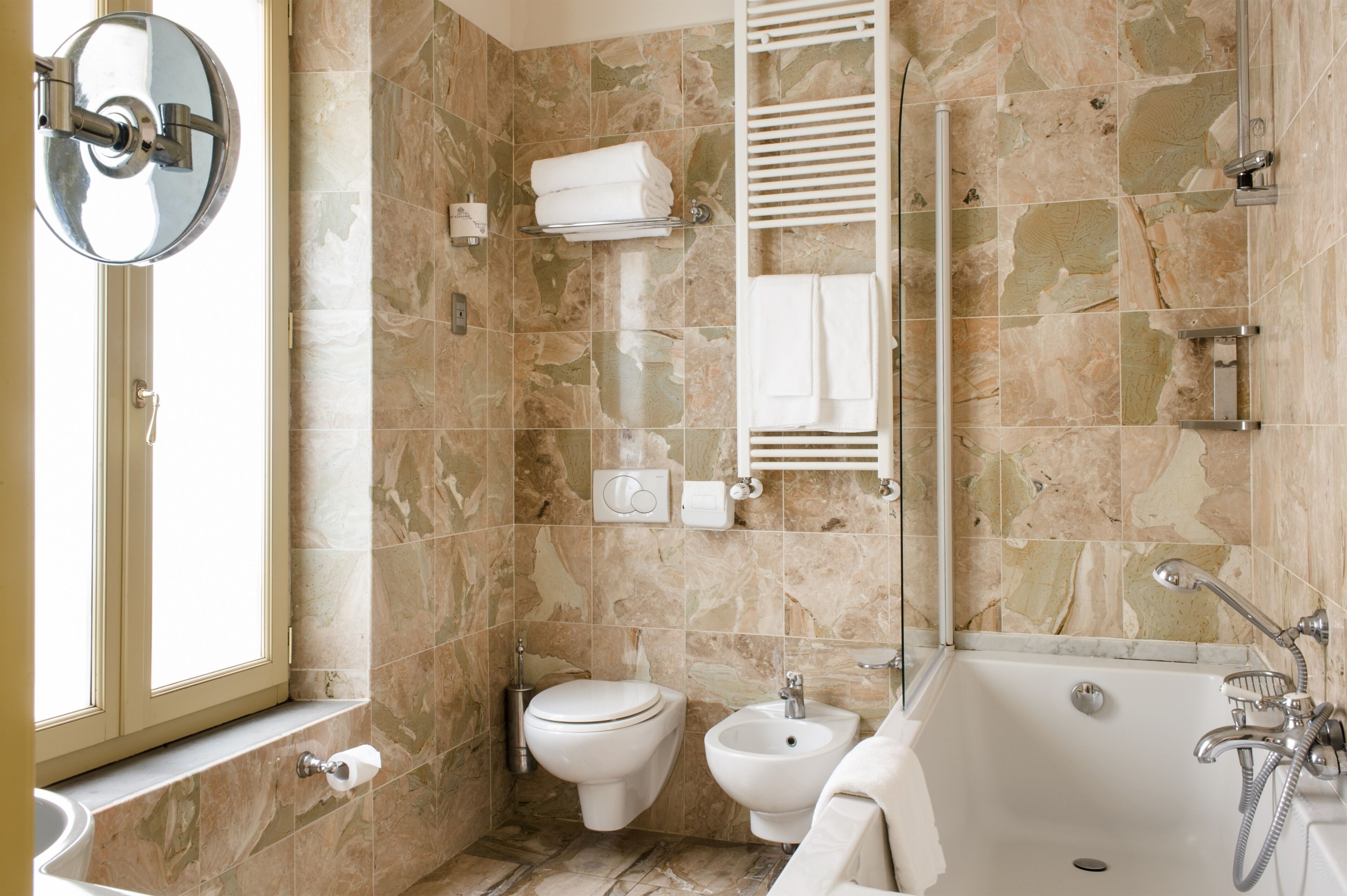 camera doppia piccola | bathroom | designer toiletries, hair dryer, slippers, bidet