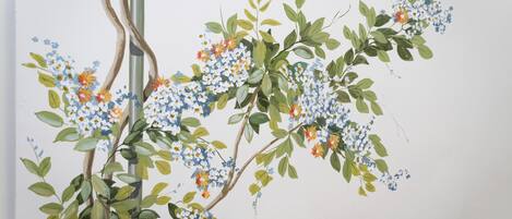 Una pared con un mural floral.