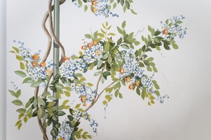 Un muro con un murale floreale.