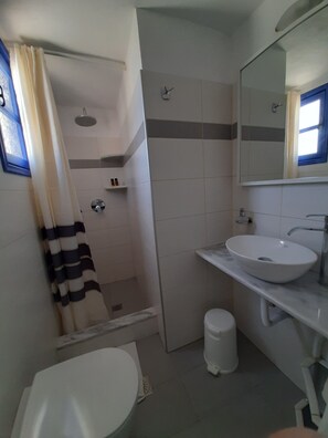 Shower, towels - Nefeli Villa (Santorini)