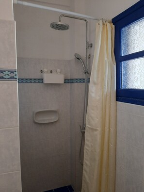Standardzimmer | Badezimmer | Dusche, Handtücher