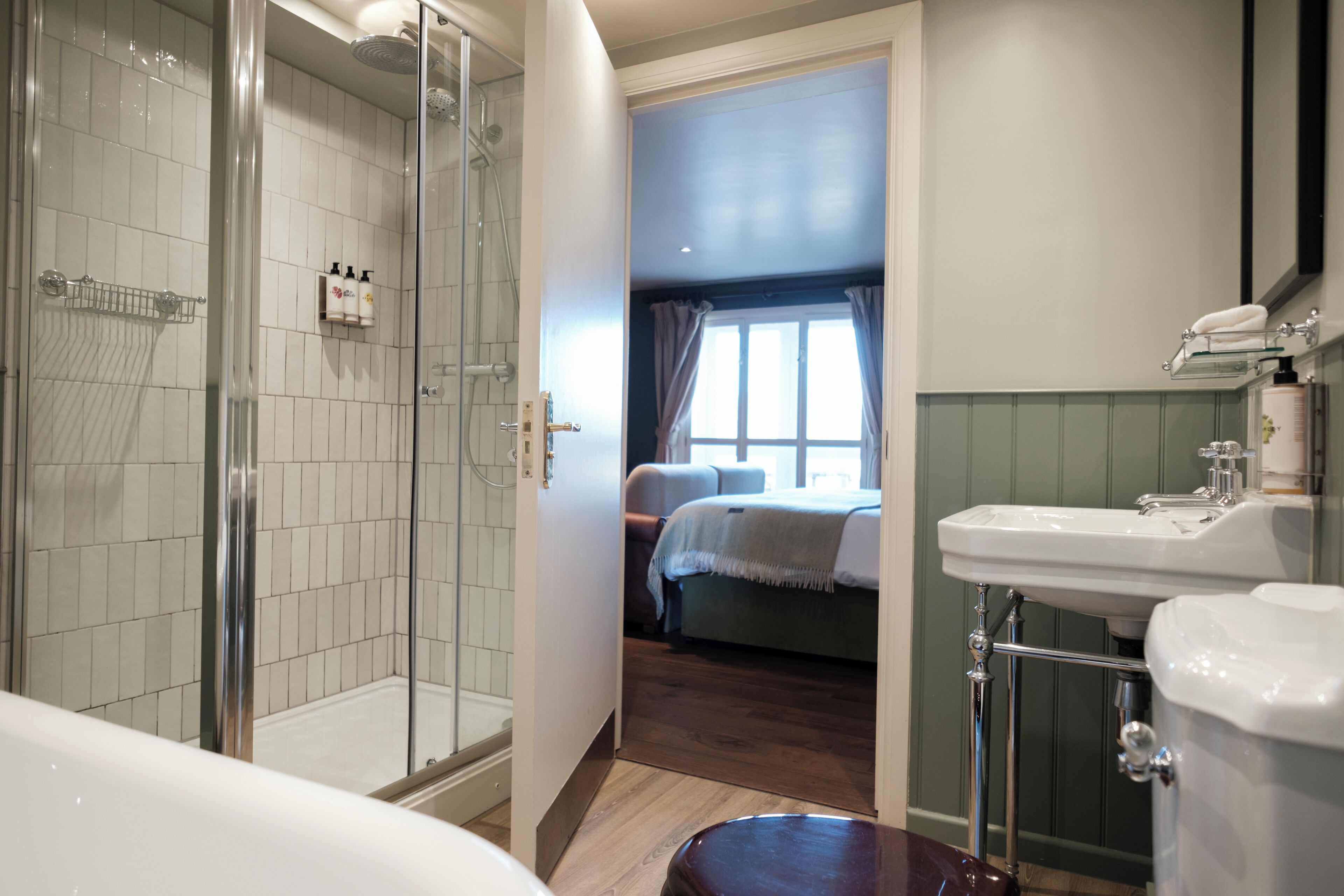 superior double room | bathroom shower