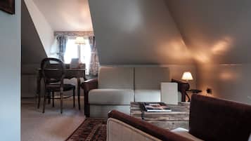 Family Double Room | Hypo-allergenic bedding, individually decorated, individually furnished