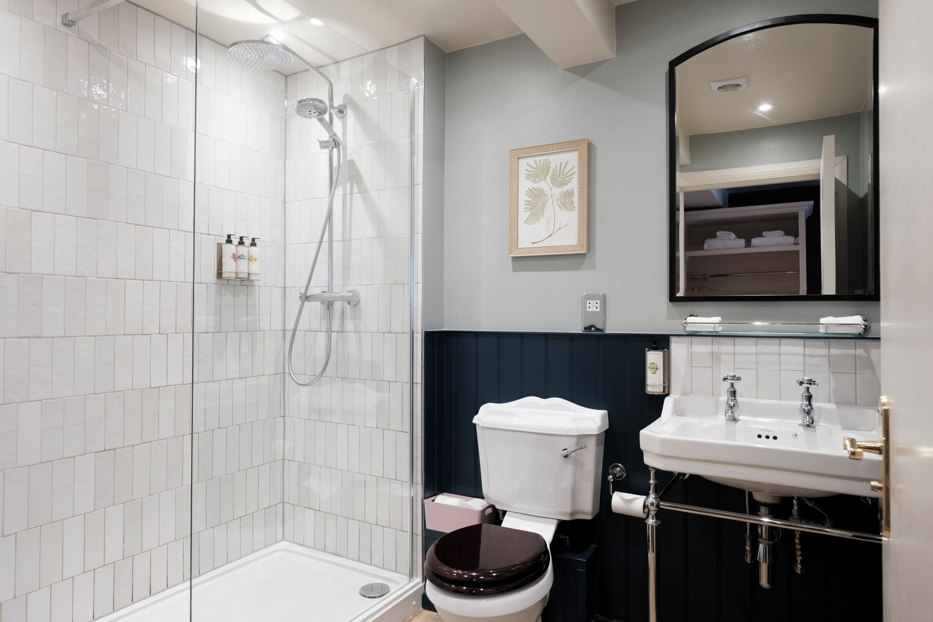 standard double room | bathroom | free toiletries, hair dryer, towels