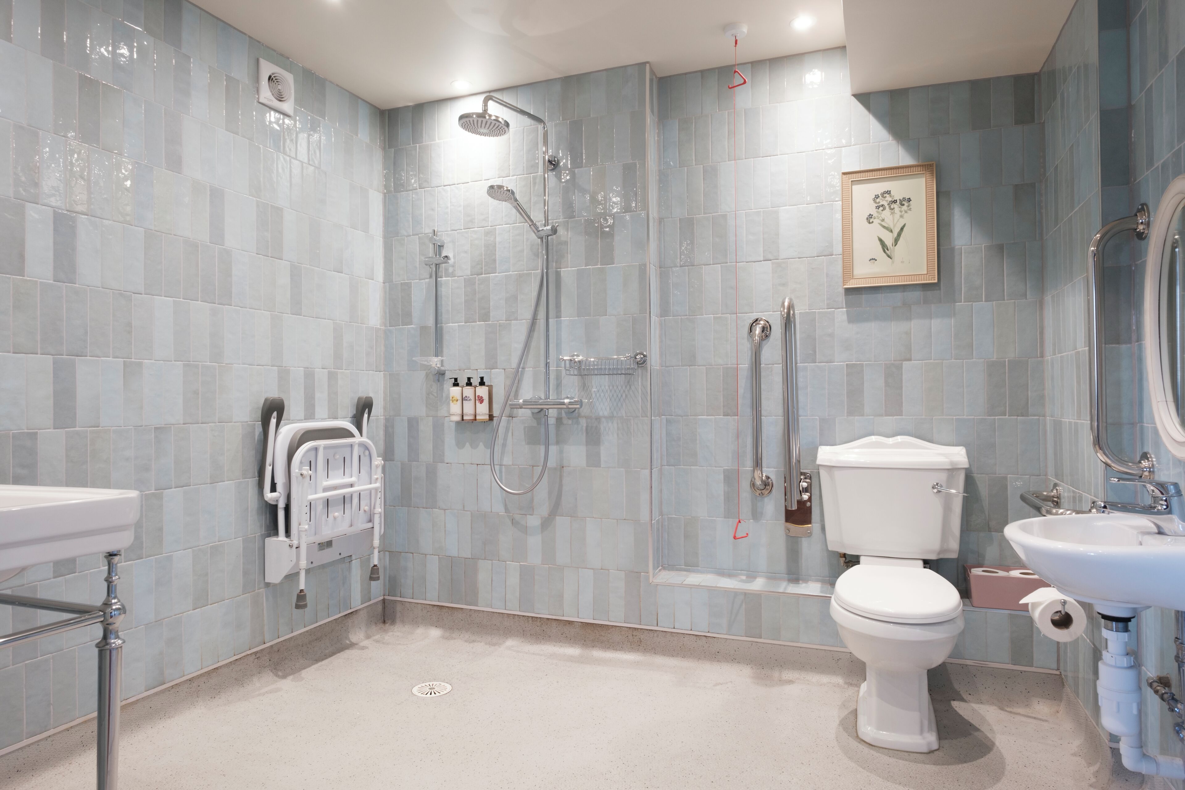 standard double room | bathroom | free toiletries, hair dryer, towels