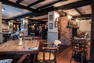 Breakfast, lunch, dinner served; international cuisine