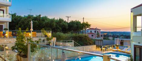 Kolam renang terbuka bermusim, payung kolam, kerusi lepak pantai