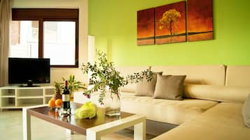 Suite Confort, 1 chambre | Coin séjour | Télévision LED de 40 pouces avec chaînes par satellite, télévision