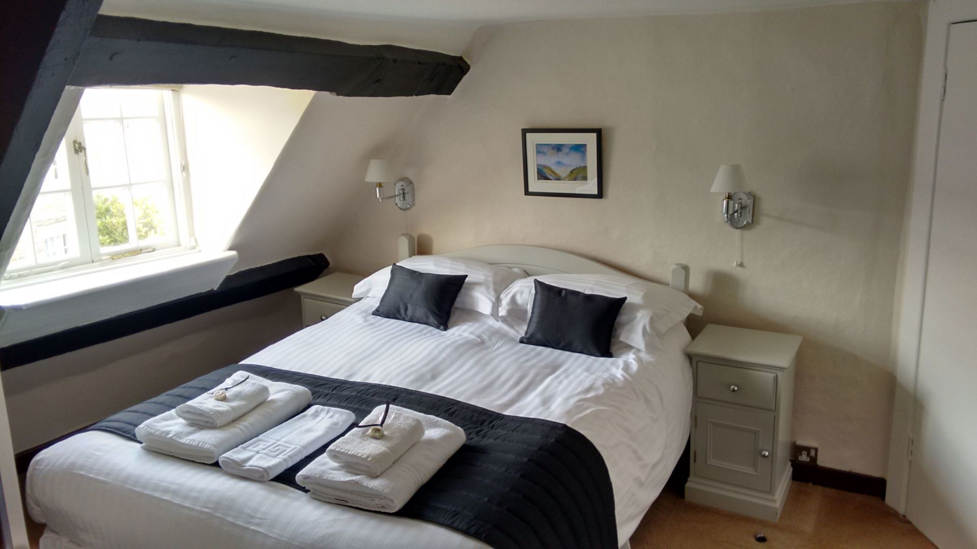 Premium bedding, in-room safe, iron/ironing board, free WiFi
