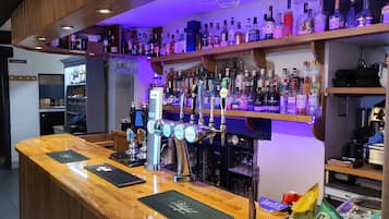 2 Bars/Lounges