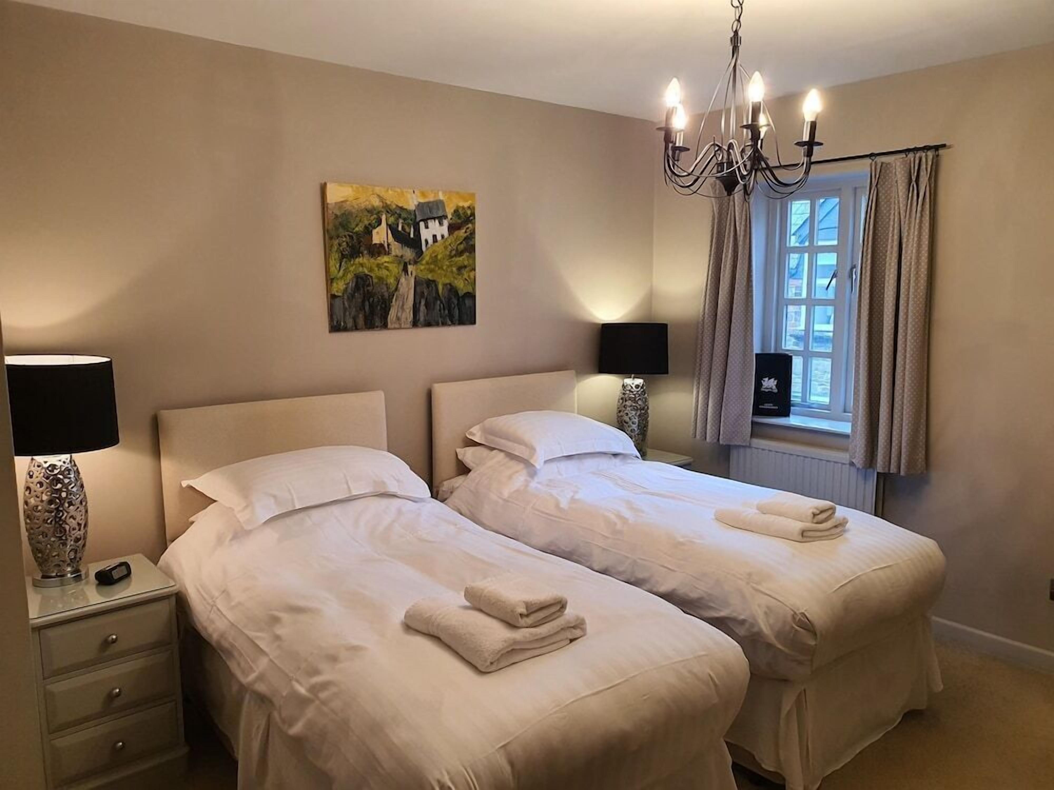 Premium bedding, in-room safe, iron/ironing board, free WiFi