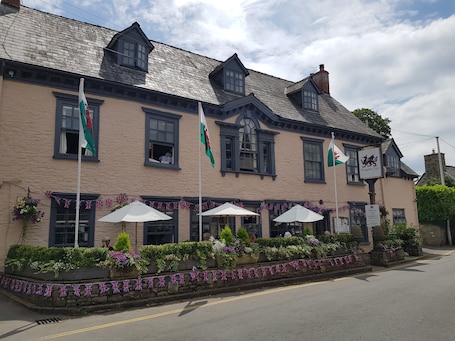 Fachada de la propiedad. Dragon Inn Crickhowell