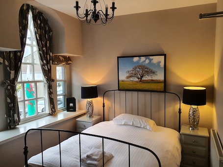 Ropa de cama de alta calidad y caja de seguridad en la habitación . Dragon Inn Crickhowell