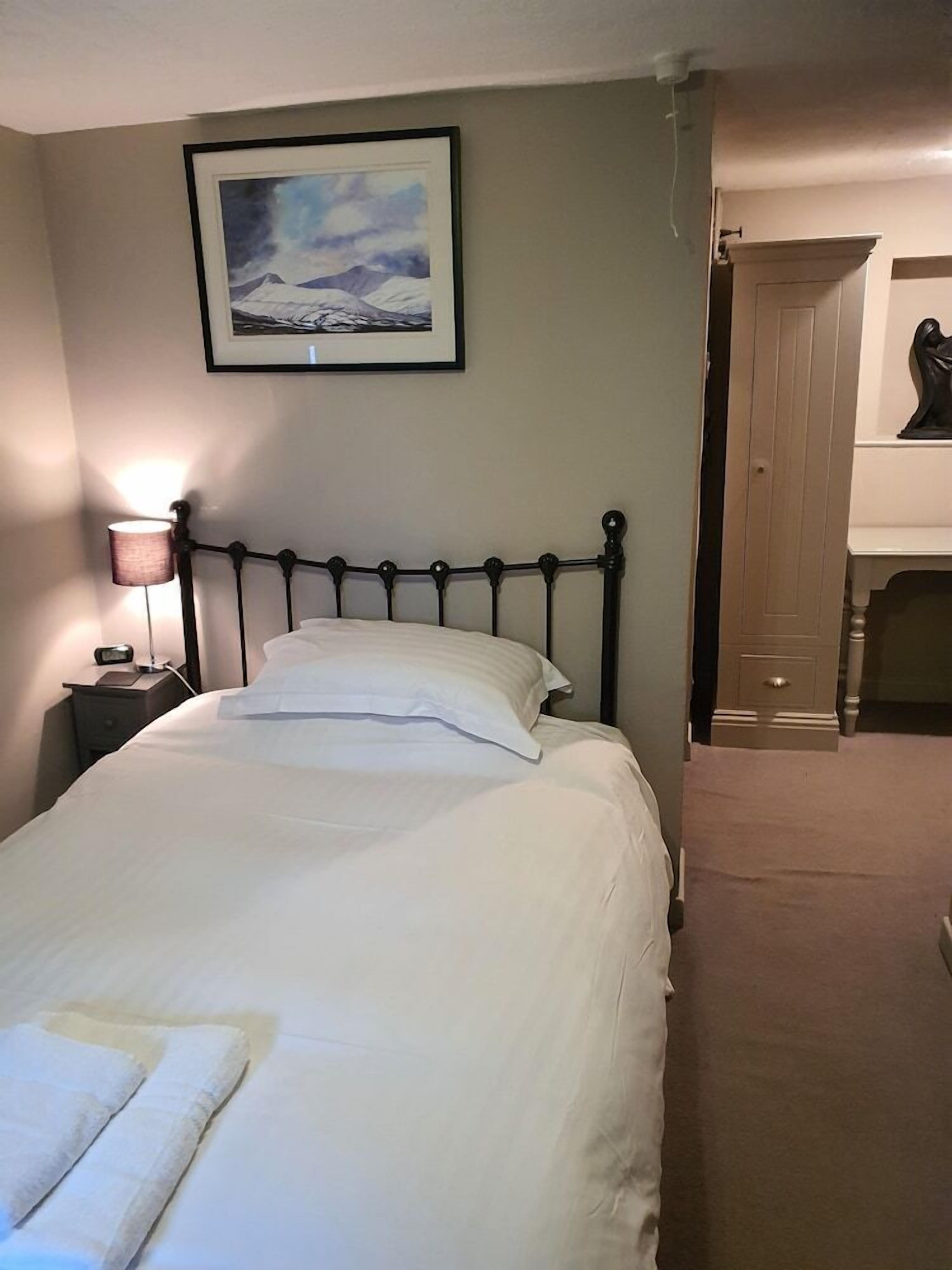 Premium bedding, in-room safe, iron/ironing board, free WiFi