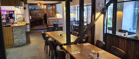 Petit déjeuner, déjeuner et dîner servis sur place