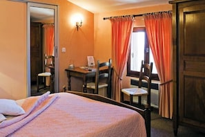 Comfort Double Room | In-room safe, desk, iron/ironing board, free WiFi - Les Géraniums (Le Barroux)
