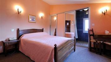 خزنة داخل الغرفة ومكتب ومكواة/لوح كي وواي فاي مجانًا