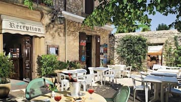 Déjeuner et dîner servis sur place, restauration en plein air