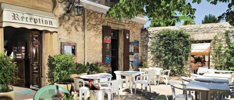 Der serveres frokost og regionale retter med udendørs servering