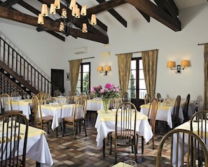 Lunch, dinner served; Regional cuisine, al fresco dining - Les Géraniums (Le Barroux)