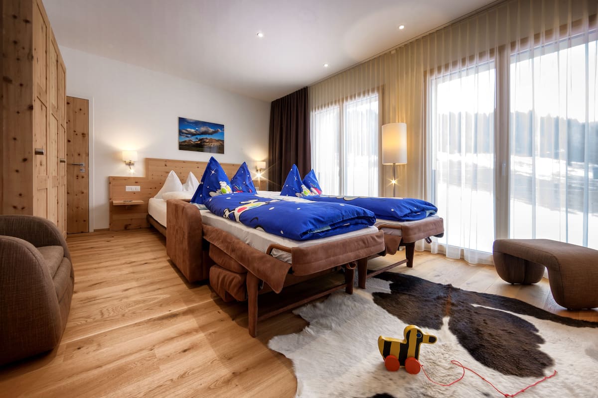 Family Room (Alpine) | Minibar, in-room safe, desk, laptop workspace