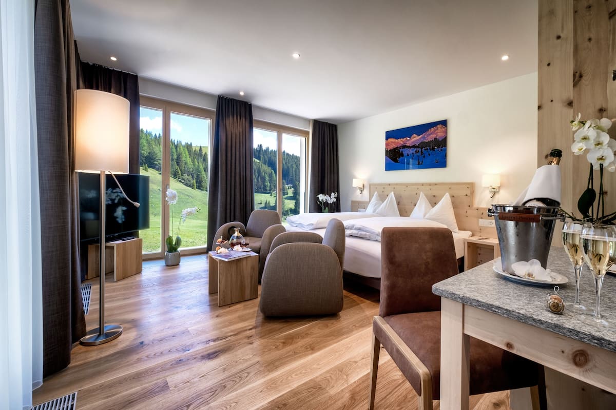 Double Room | Minibar, in-room safe, desk, laptop workspace