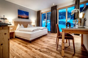 Suite | Minibar, caja de seguridad en la habitación y escritorio