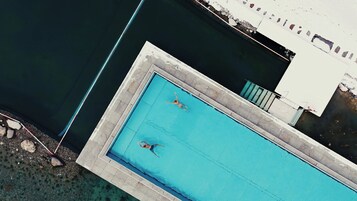 Salas de tratamiento para parejas, un sauna, una bañera de hidromasaje