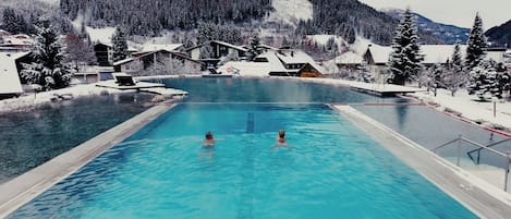 Salas de tratamiento para parejas, un sauna, una bañera de hidromasaje