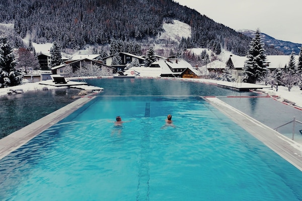 Couples treatment rooms, sauna, hot tub, steam room, hot springs