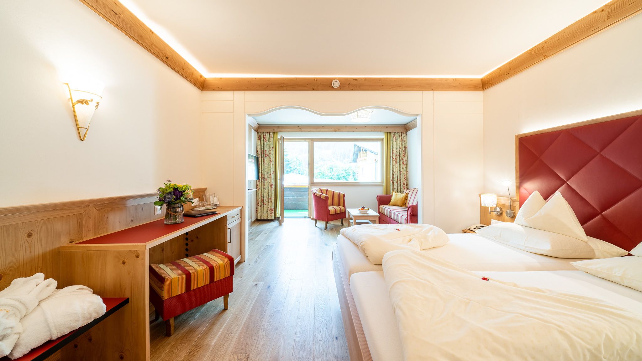 Junior suite, balkon | Luxe beddengoed, een minibar, een kluis op de kamer, een bureau