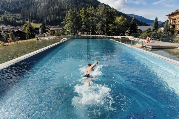 2 indoor pools, outdoor pool, open 7:00 AM to 7:30 PM, sun loungers