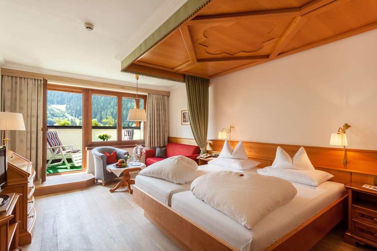 junior suite, balcony | 1 bedroom, premium bedding, minibar, in-room safe