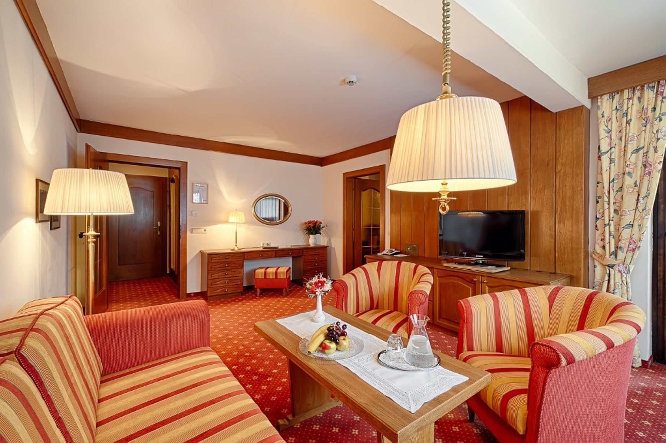 luxury suite, balcony | living area | flat-screen tv