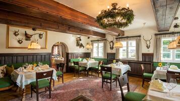 2 restaurants; lunch and dinner served