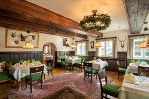 2 restaurants; lunch and dinner served  - Thermenwelt Hotel Pulverer (Bad Kleinkirchheim)